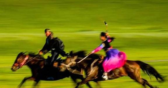 原创 女县长策马奔腾的伊犁有多美?让可可托海的男人等得心碎10