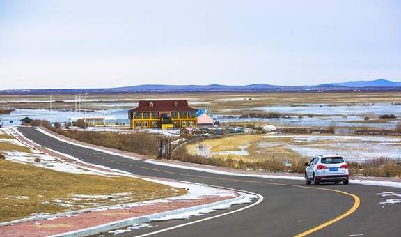 内蒙古满洲里有一座湿地公园,是额尔古纳河的源头,冬季晶莹剔透2
