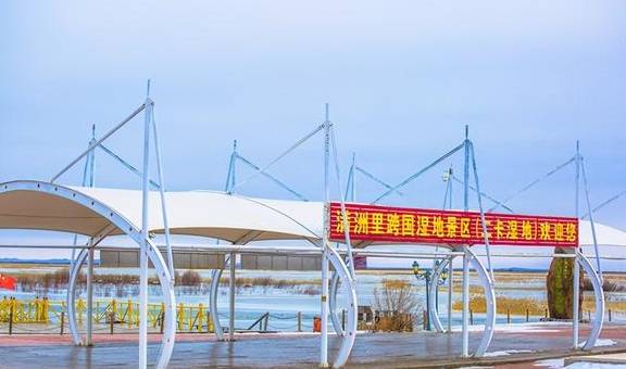 内蒙古满洲里有一座湿地公园,是额尔古纳河的源头,冬季晶莹剔透6