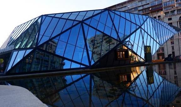 原创 见过这样的麦当劳吗?世界最美,完全就是一个艺术馆!2