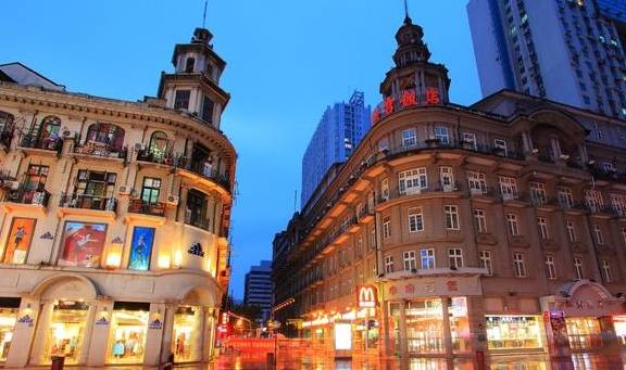 原创 武汉一条步行街被誉为国内第一街:已有百年历史,人流量极大1