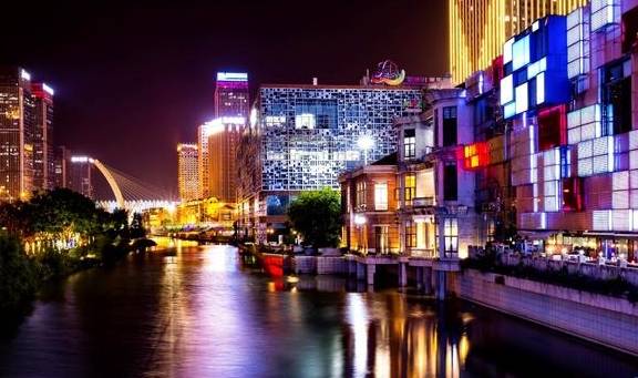 原创 武汉一条步行街被誉为国内第一街:已有百年历史,人流量极大4