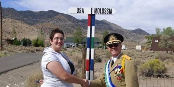 原创 美国沙漠中的国中国:全国仅0.44平方公里,总统给你当导游8