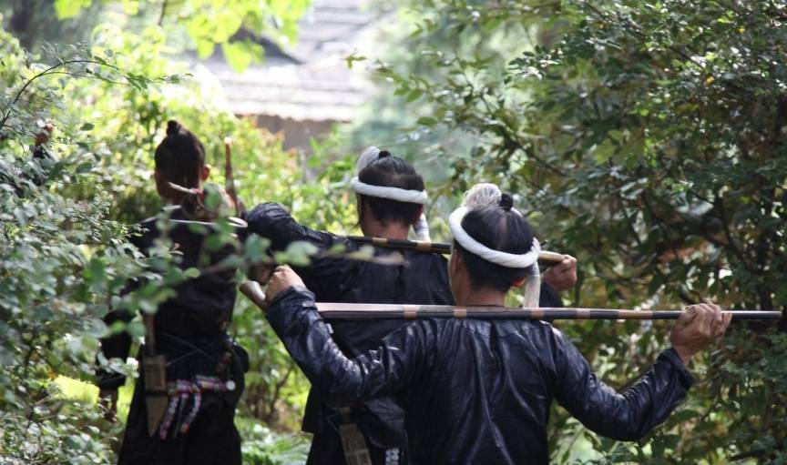 原创 贵州深山区的神奇寨子：村民用镰刀剃头，男人带枪不违法2