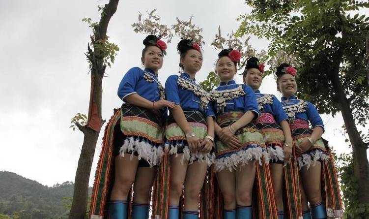 原创 贵州深山区的神奇寨子：村民用镰刀剃头，男人带枪不违法4