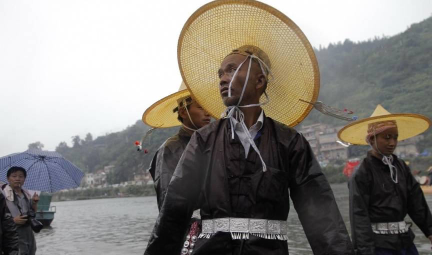 原创 贵州深山区的神奇寨子：村民用镰刀剃头，男人带枪不违法11