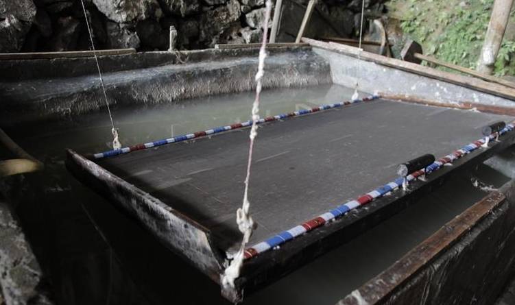 原创 贵州深山区的神奇寨子：村民用镰刀剃头，男人带枪不违法7