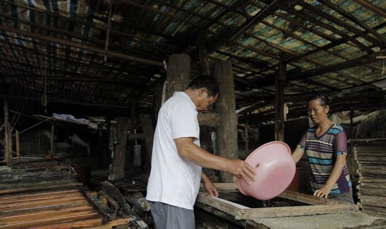 原创 贵州深山区的神奇寨子：村民用镰刀剃头，男人带枪不违法8