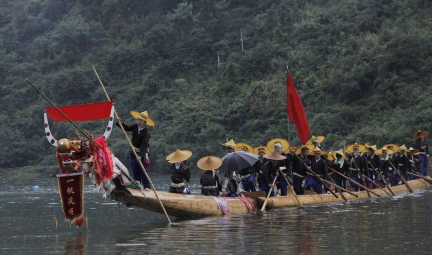 原创 贵州深山区的神奇寨子：村民用镰刀剃头，男人带枪不违法10