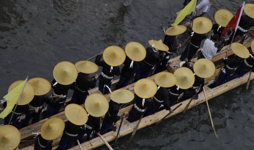 原创 贵州深山区的神奇寨子：村民用镰刀剃头，男人带枪不违法12