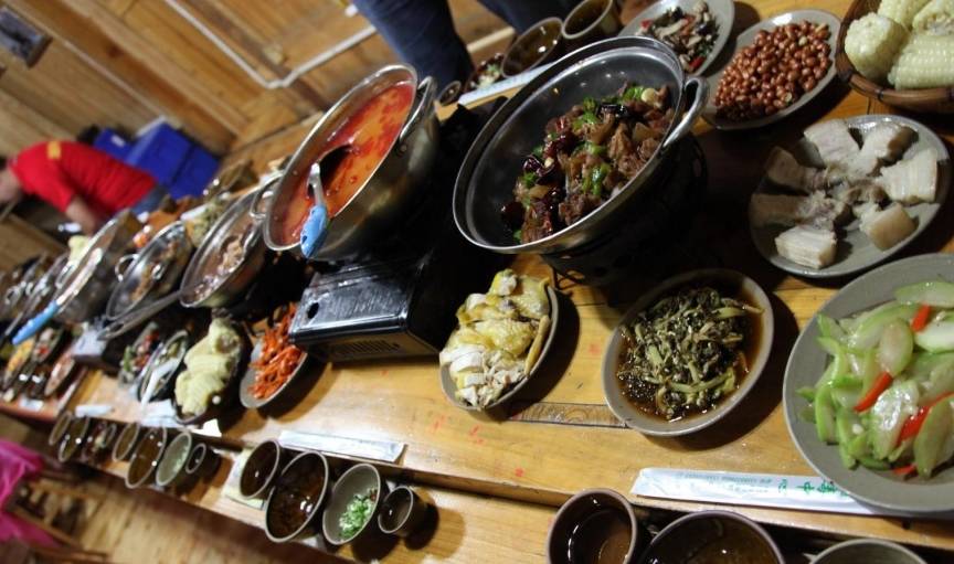 原创 贵州深山区的神奇寨子：村民用镰刀剃头，男人带枪不违法14