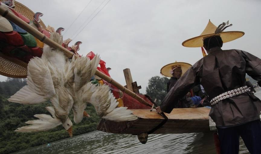 原创 贵州深山区的神奇寨子：村民用镰刀剃头，男人带枪不违法15