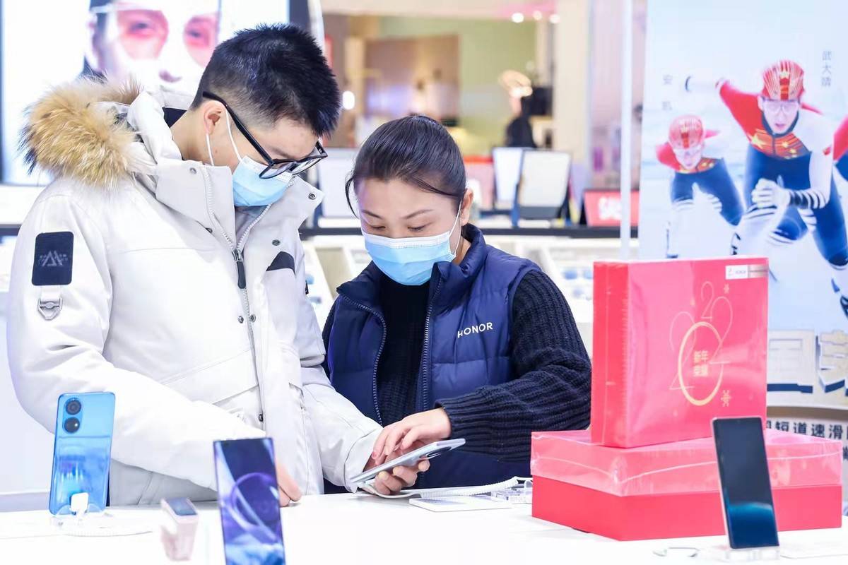 荣耀喜迎开门红 新年首日全渠道销售创历史新高2