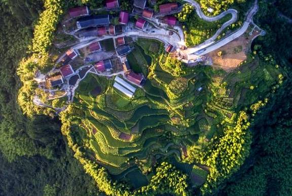 原创 山海金 | 千丈飞瀑加天仙谷,奇景美不胜收,浙中川藏线上的“悬崖村”爆红3