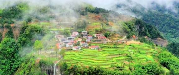 原创 山海金 | 千丈飞瀑加天仙谷,奇景美不胜收,浙中川藏线上的“悬崖村”爆红4