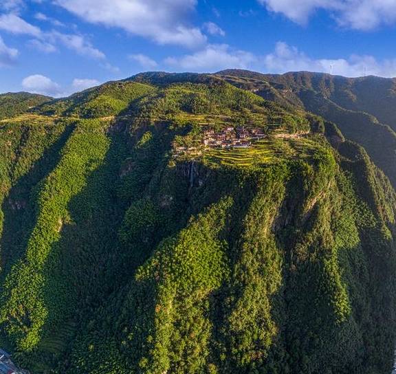 原创 山海金 | 千丈飞瀑加天仙谷,奇景美不胜收,浙中川藏线上的“悬崖村”爆红5