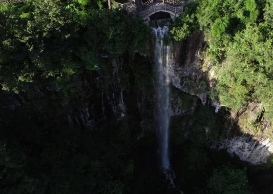 原创 山海金 | 千丈飞瀑加天仙谷,奇景美不胜收,浙中川藏线上的“悬崖村”爆红12