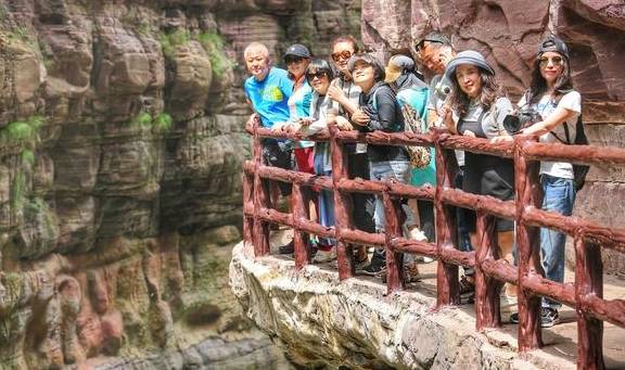 原创 河南焦作云台山的红石峡神奇,它是美国科罗拉多大峡谷的姐妹公园10