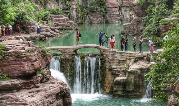 原创 河南焦作云台山的红石峡神奇,它是美国科罗拉多大峡谷的姐妹公园14