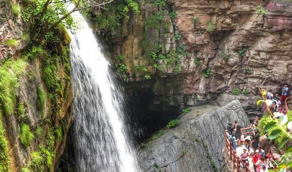 原创 河南焦作云台山的红石峡神奇,它是美国科罗拉多大峡谷的姐妹公园15