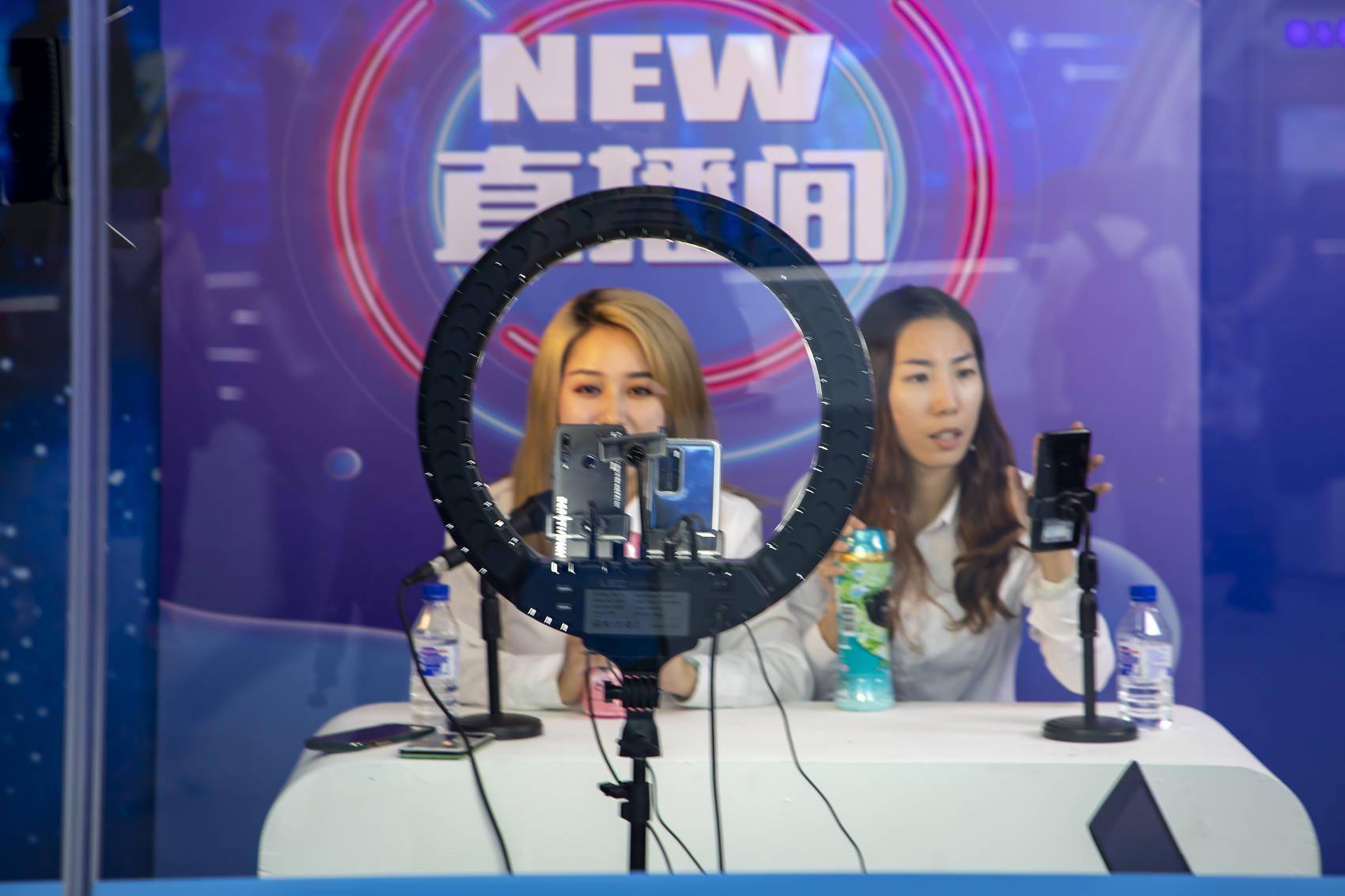 51万请陈小春仅卖5000元,明星带货“赔惨了”背后,也有刷单乱象2