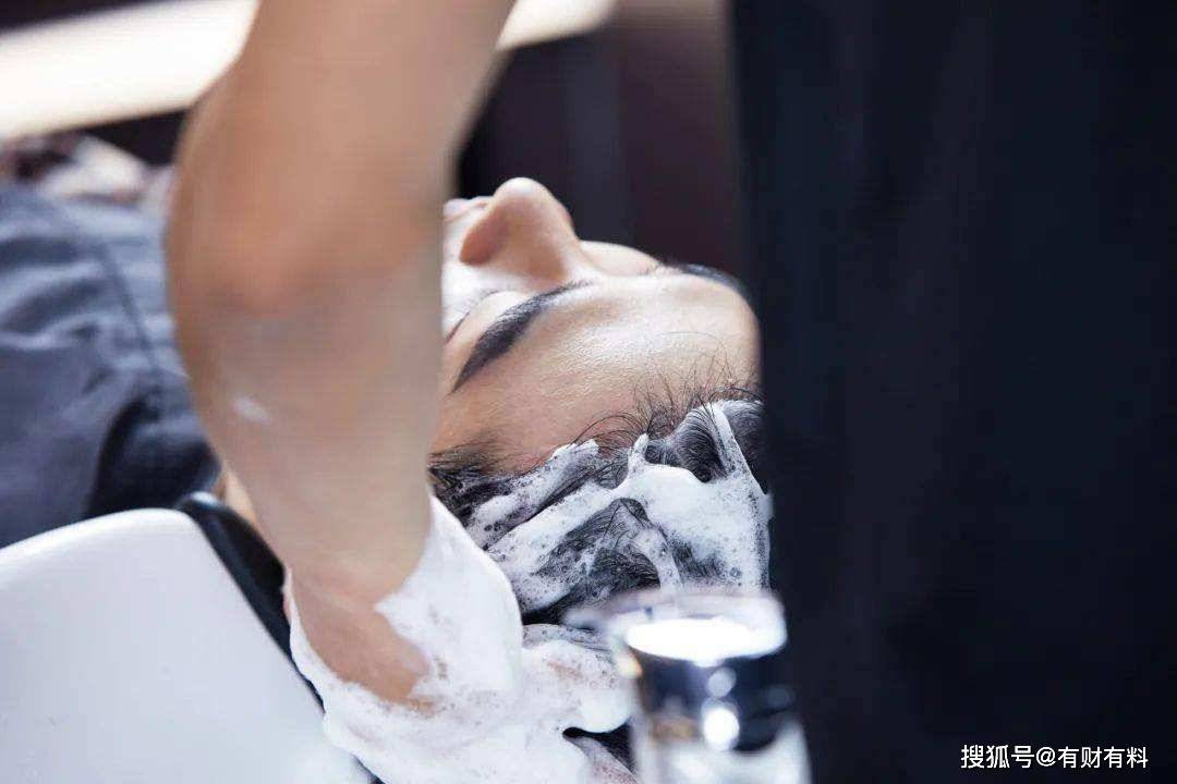 原创 2.5亿“脱发青年”催生百亿市场!事出“秃”然,还是另有原因?3