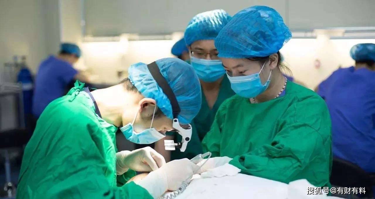 原创 2.5亿“脱发青年”催生百亿市场!事出“秃”然,还是另有原因?6