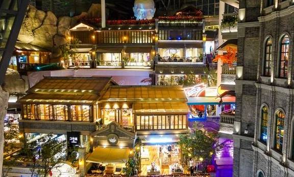 重庆洪崖洞太远,东北老板花10亿将其搬进商场,网友称长春分洞9