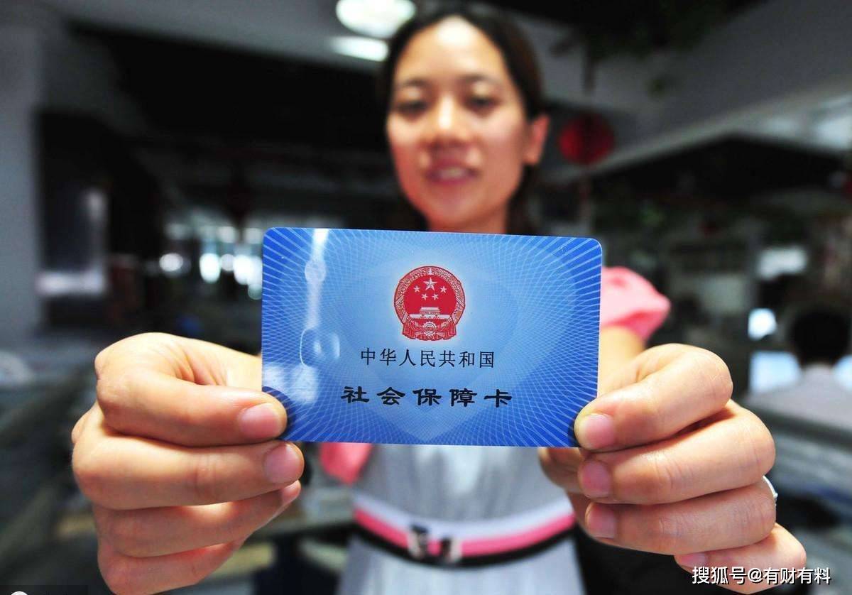 原创 养老金不公平?有人提议上限为5000元,3000元以下多涨,你接受吗?5