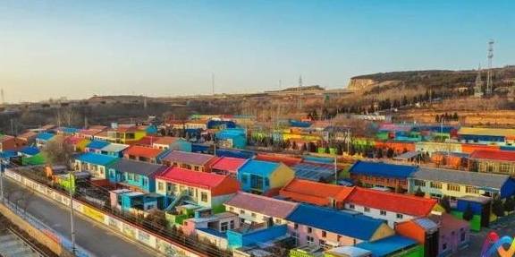 原创 网红打卡地!上党区有个“彩虹村”1