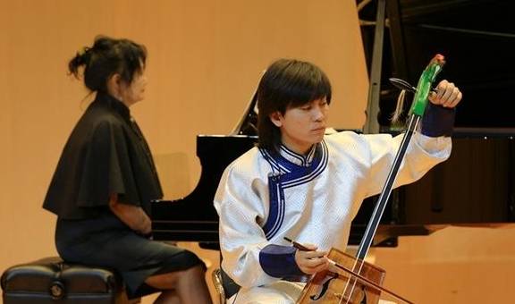 原创 内蒙古旅游，欣赏精彩的马头琴表演，只有现场能感受到的悠扬动听3