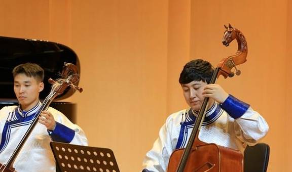 原创 内蒙古旅游，欣赏精彩的马头琴表演，只有现场能感受到的悠扬动听5