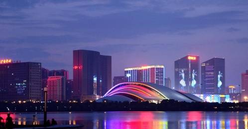 原创 中国“发展最迅速”城市,曾满地棚户,3年里GDP排名增长10%4