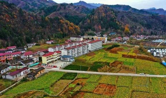 原创 实拍上海静安寺夜景，灯红酒绿、流光溢彩，你看看繁华程度如何？4