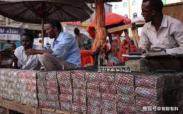 原创 津巴布韦纸币面额100万亿,堪比“天地银行”,人人都是亿万富翁6