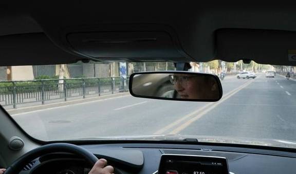 原创 建议车主:自驾游别只带钱,车上尽量备上这几样,关键时刻很管用2