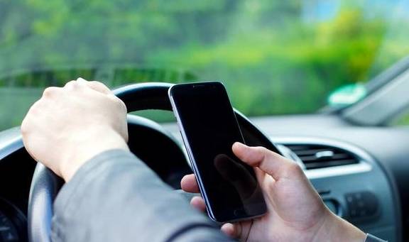 原创 建议车主:自驾游别只带钱,车上尽量备上这几样,关键时刻很管用4