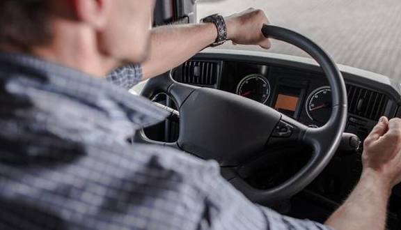 原创 建议车主:自驾游别只带钱,车上尽量备上这几样,关键时刻很管用8