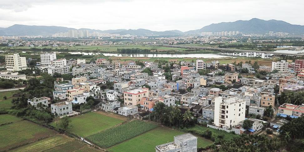 原创 航拍海南农村,独栋乡村别墅,依山傍水风景好1