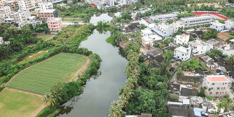 原创 航拍海南农村,独栋乡村别墅,依山傍水风景好3