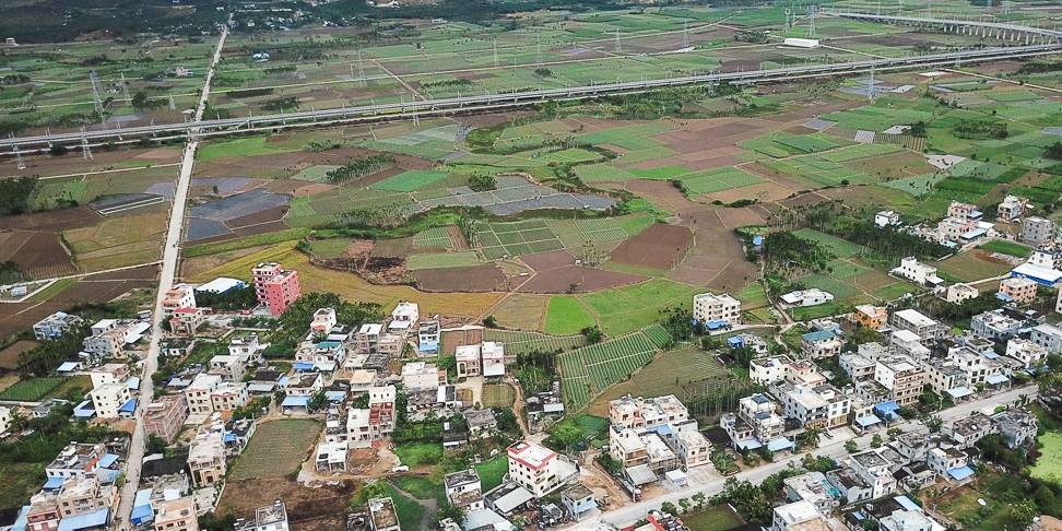 原创 航拍海南农村,独栋乡村别墅,依山傍水风景好7