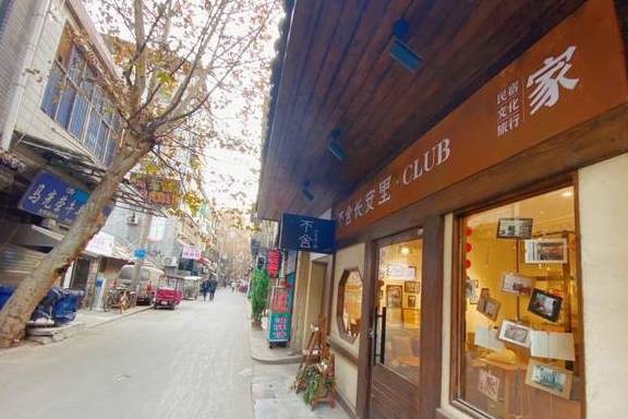 原创 西安这家网红民宿真好玩!撸猫撸狗还能免费穿汉服,游客流连忘返1