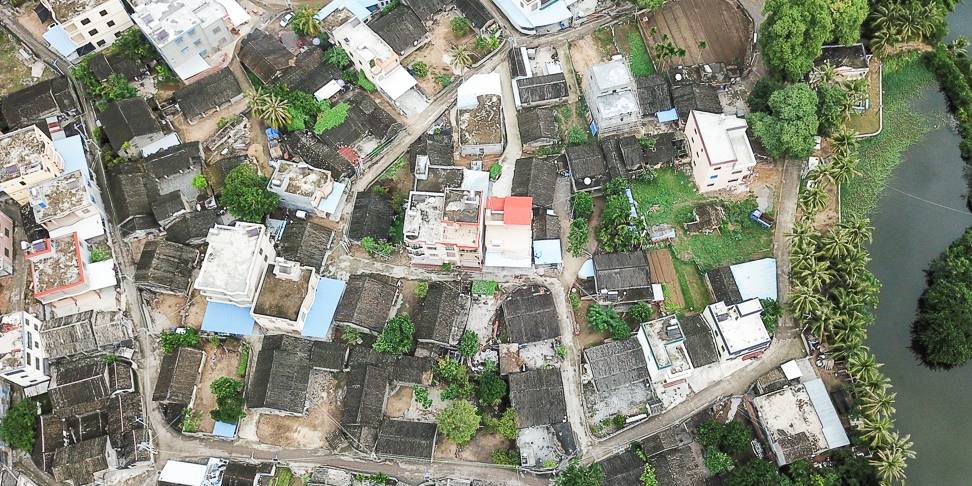 原创 航拍海南农村,独栋乡村别墅,依山傍水风景好8