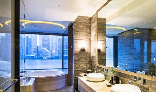 原创 上海外滩悦榕庄，都市中的桃花源，将浦东流光溢彩的美景尽收眼底3