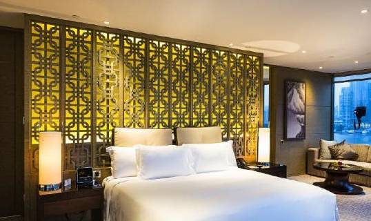 原创 上海外滩悦榕庄，都市中的桃花源，将浦东流光溢彩的美景尽收眼底4