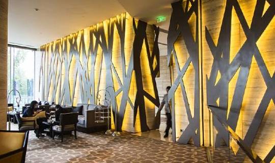 原创 上海外滩悦榕庄，都市中的桃花源，将浦东流光溢彩的美景尽收眼底5