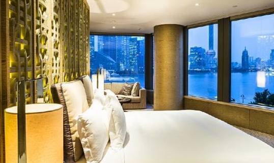 原创 上海外滩悦榕庄，都市中的桃花源，将浦东流光溢彩的美景尽收眼底6