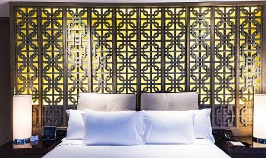 原创 上海外滩悦榕庄，都市中的桃花源，将浦东流光溢彩的美景尽收眼底7