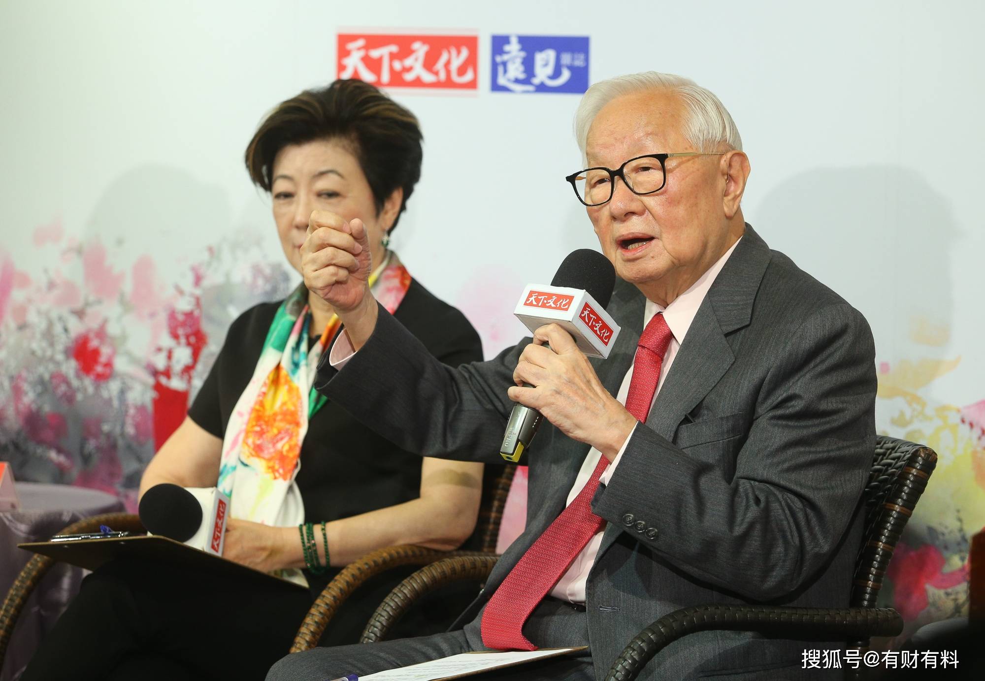 原创 56岁才创业，70岁娶自己的秘书，如今公司市值超4万亿成人生赢家5