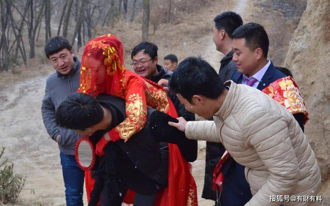 原创 农村娶妻条件“升级”了!女方要求“2甩3边4轮”,比彩礼还愁人2